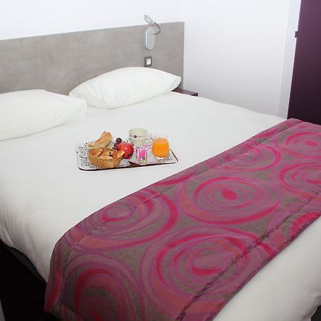 Brit Hotel Les Evens Saint-Saturnin  Exteriör bild