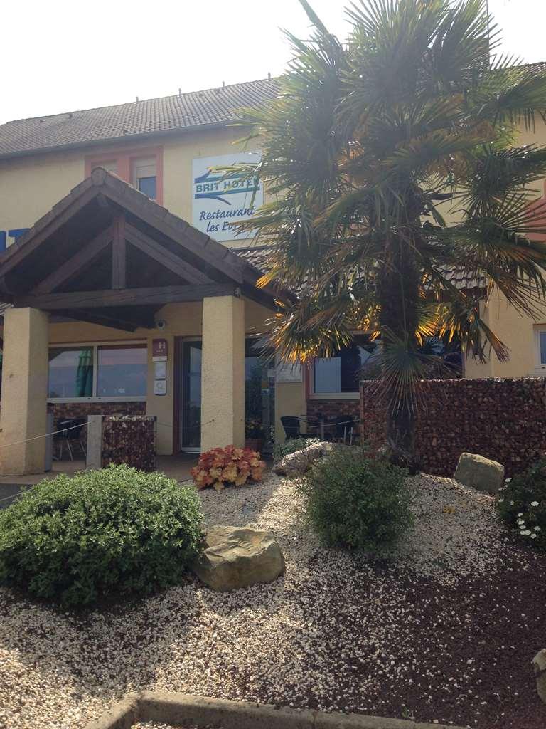 Brit Hotel Les Evens Saint-Saturnin  Exteriör bild
