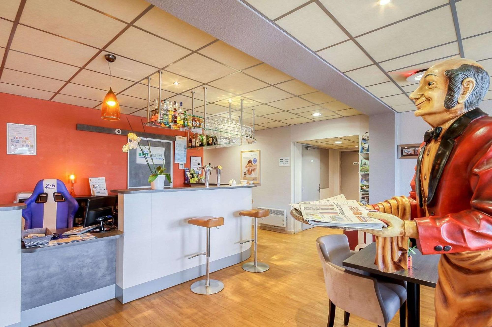 Brit Hotel Les Evens Saint-Saturnin  Exteriör bild