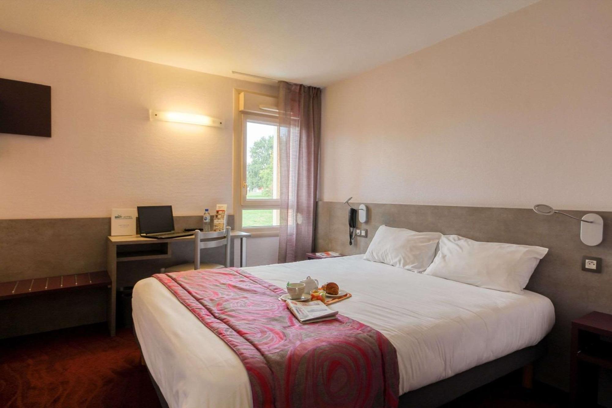 Brit Hotel Les Evens Saint-Saturnin  Exteriör bild