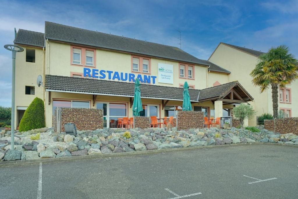 Brit Hotel Les Evens Saint-Saturnin  Exteriör bild
