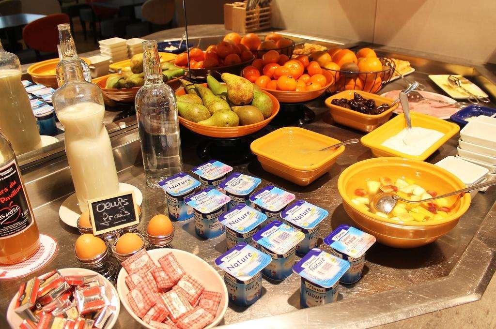 Brit Hotel Les Evens Saint-Saturnin  Restaurang bild