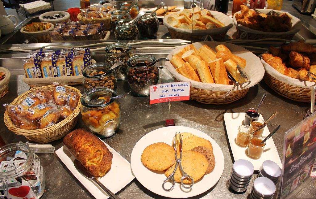 Brit Hotel Les Evens Saint-Saturnin  Restaurang bild