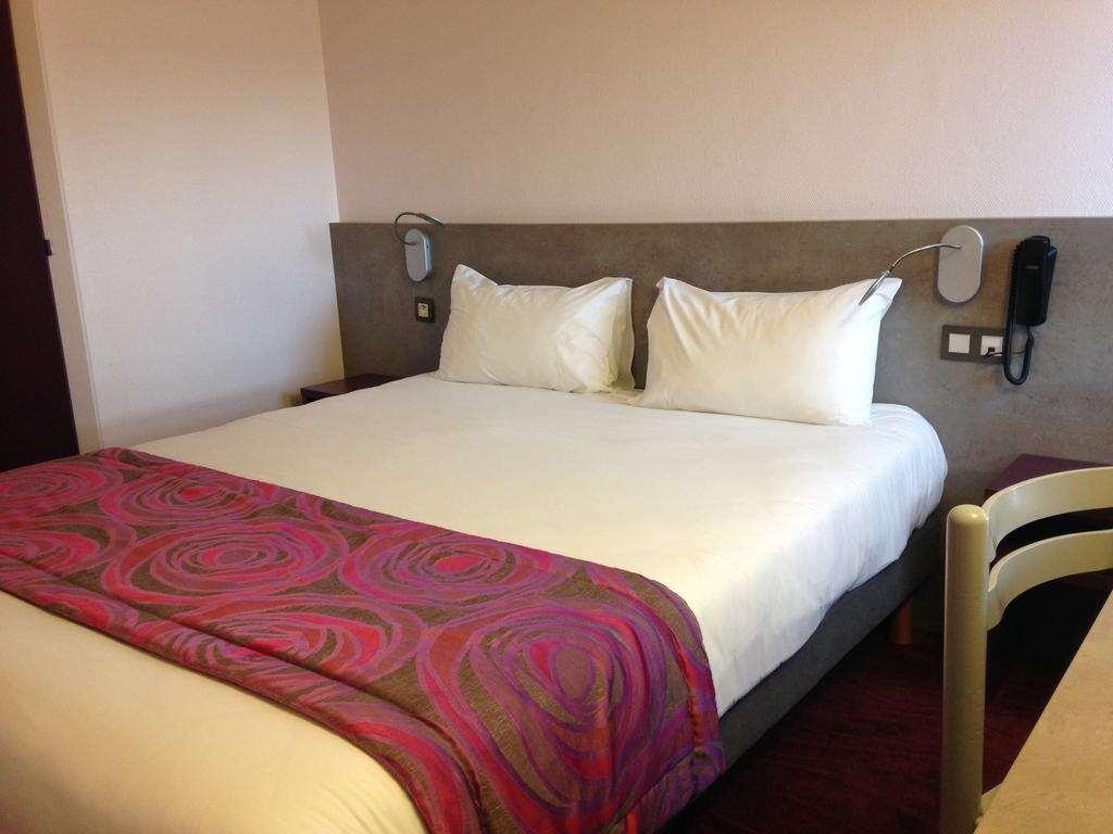 Brit Hotel Les Evens Saint-Saturnin  Rum bild