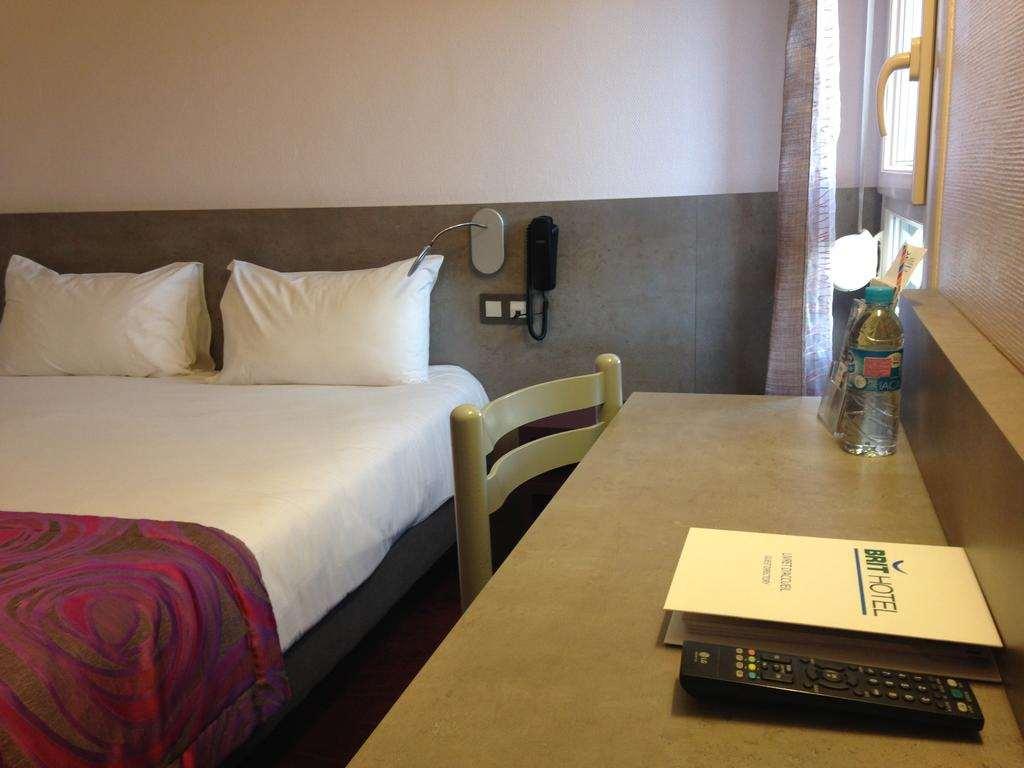 Brit Hotel Les Evens Saint-Saturnin  Rum bild