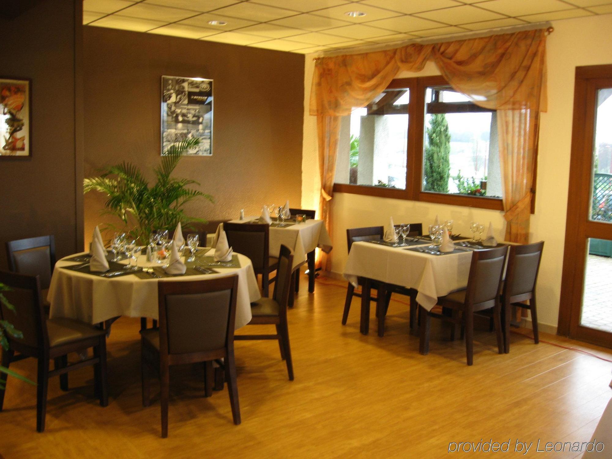Brit Hotel Les Evens Saint-Saturnin  Restaurang bild