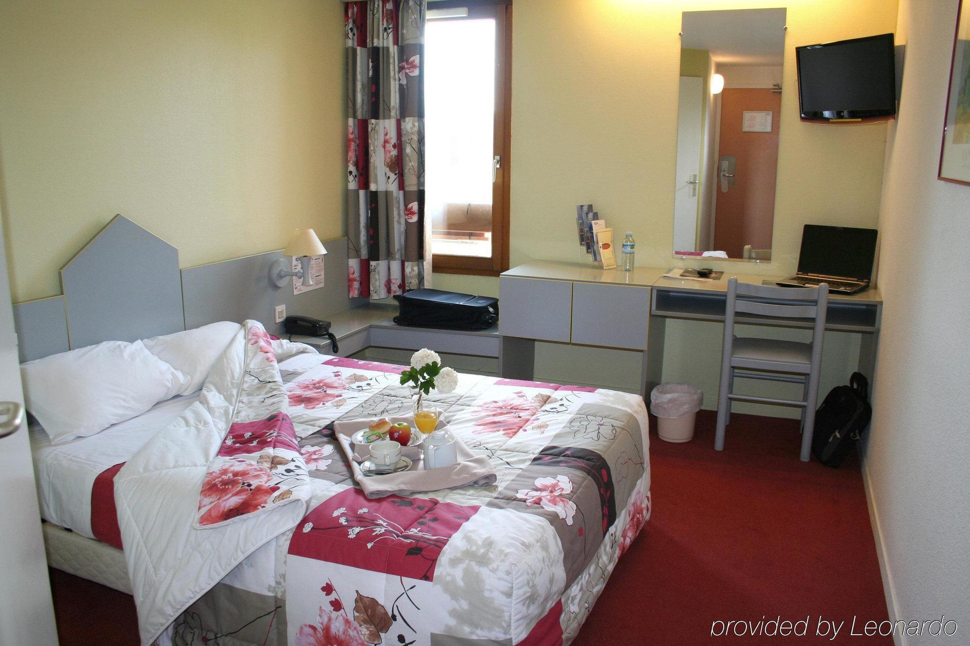 Brit Hotel Les Evens Saint-Saturnin  Rum bild