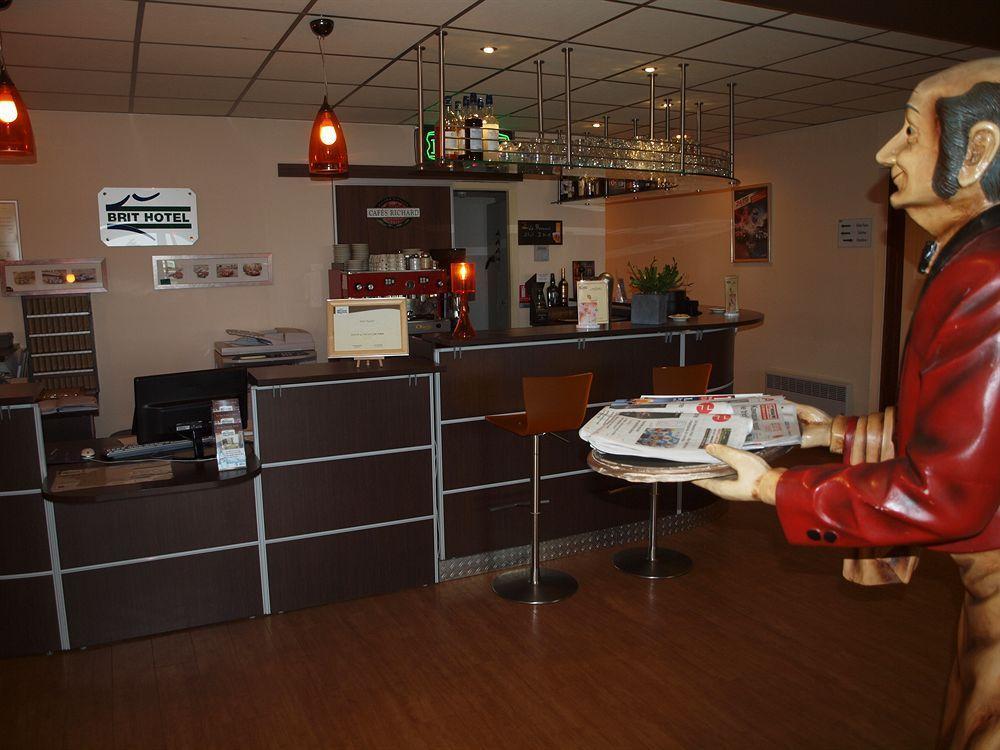 Brit Hotel Les Evens Saint-Saturnin  Exteriör bild