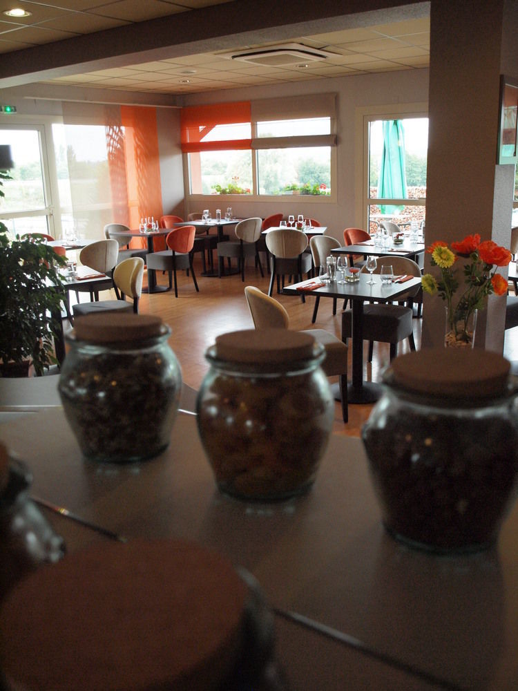 Brit Hotel Les Evens Saint-Saturnin  Exteriör bild