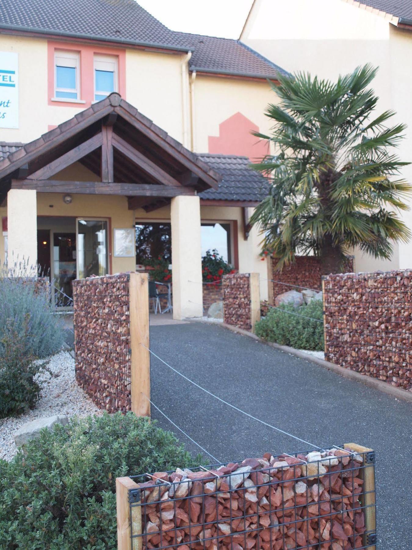 Brit Hotel Les Evens Saint-Saturnin  Exteriör bild