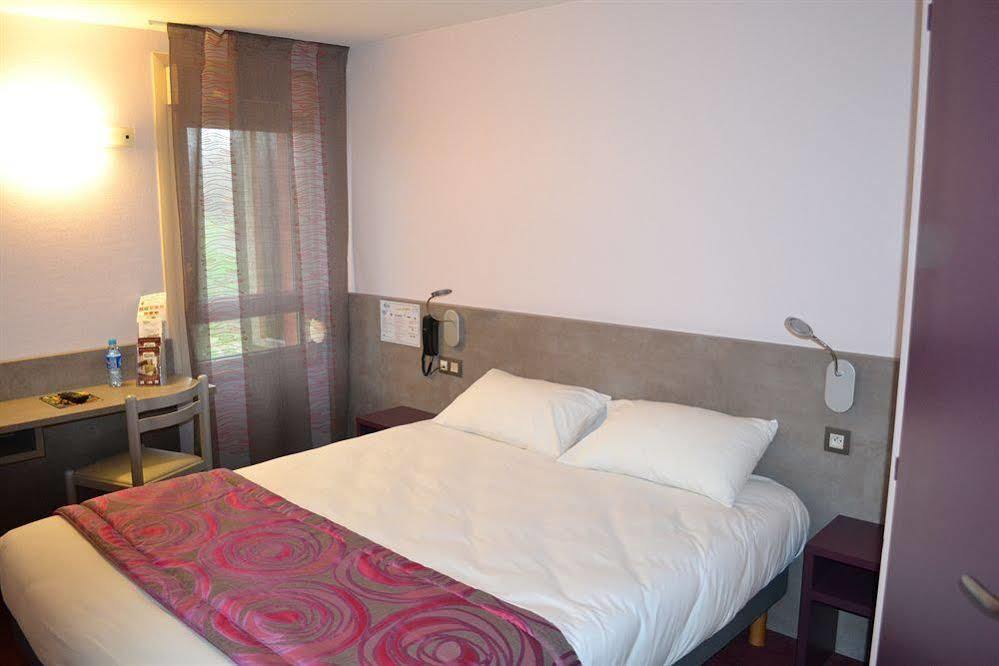 Brit Hotel Les Evens Saint-Saturnin  Exteriör bild